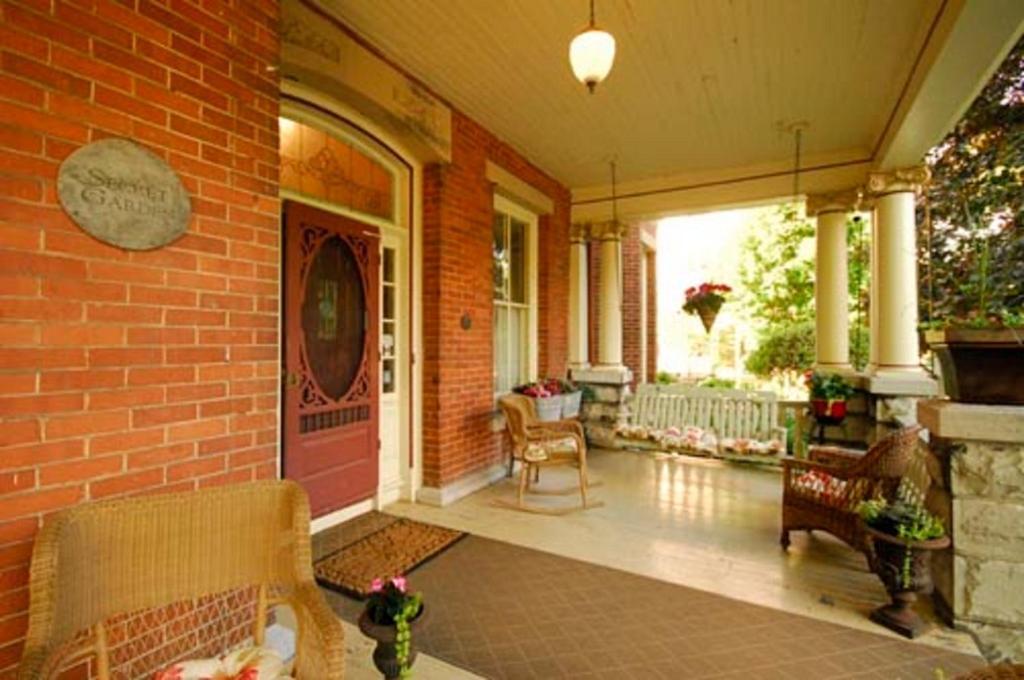 The Secret Garden Inn Kingston Eksteriør bilde